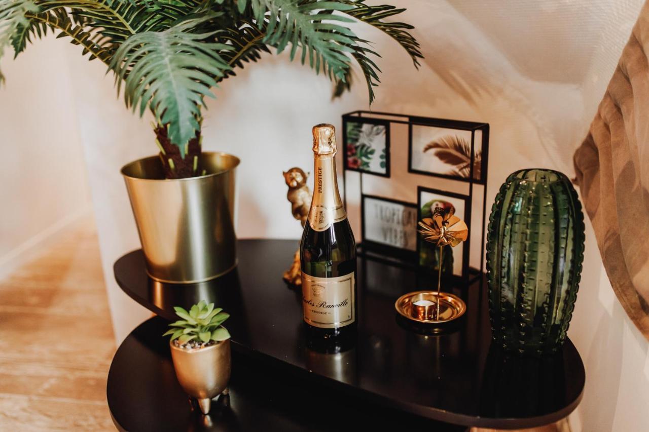 Chalet Tropical Avec Bain A Bulles - In The Woods Gesves Buitenkant foto