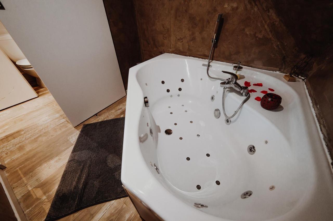 Chalet Tropical Avec Bain A Bulles - In The Woods Gesves Buitenkant foto