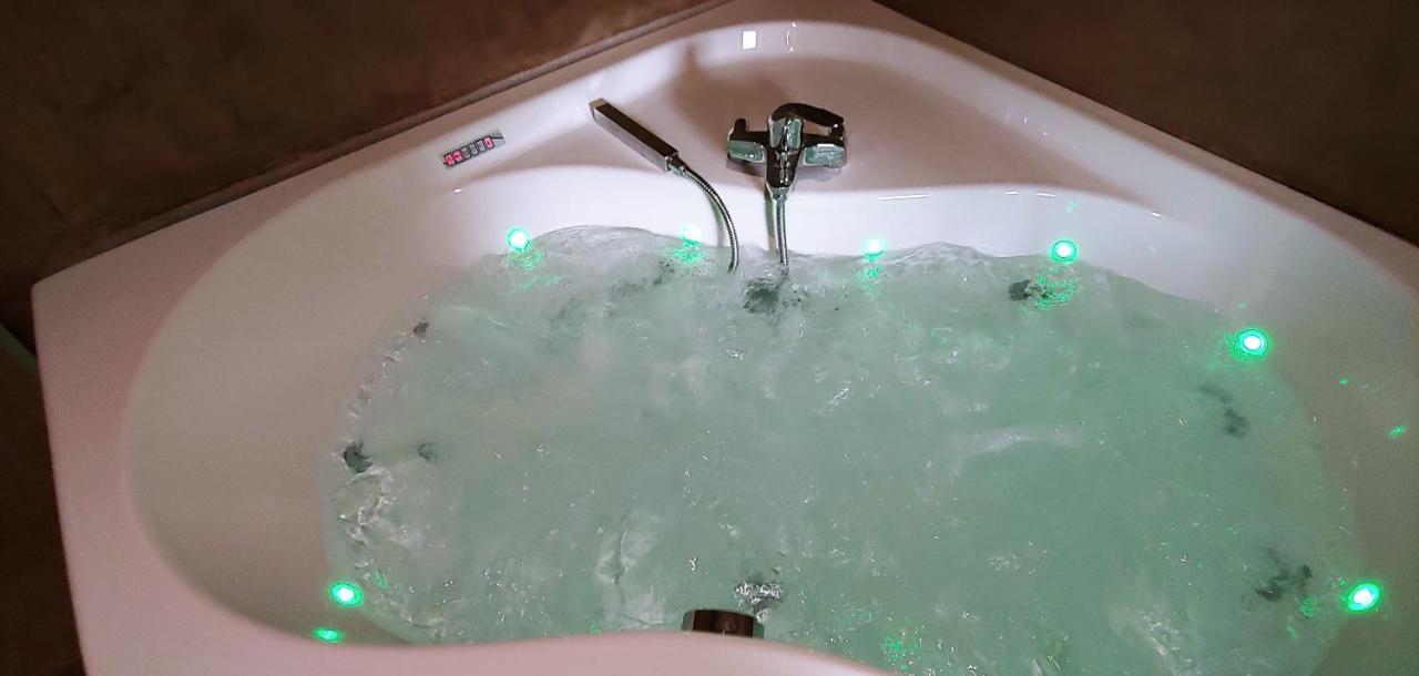 Chalet Tropical Avec Bain A Bulles - In The Woods Gesves Buitenkant foto