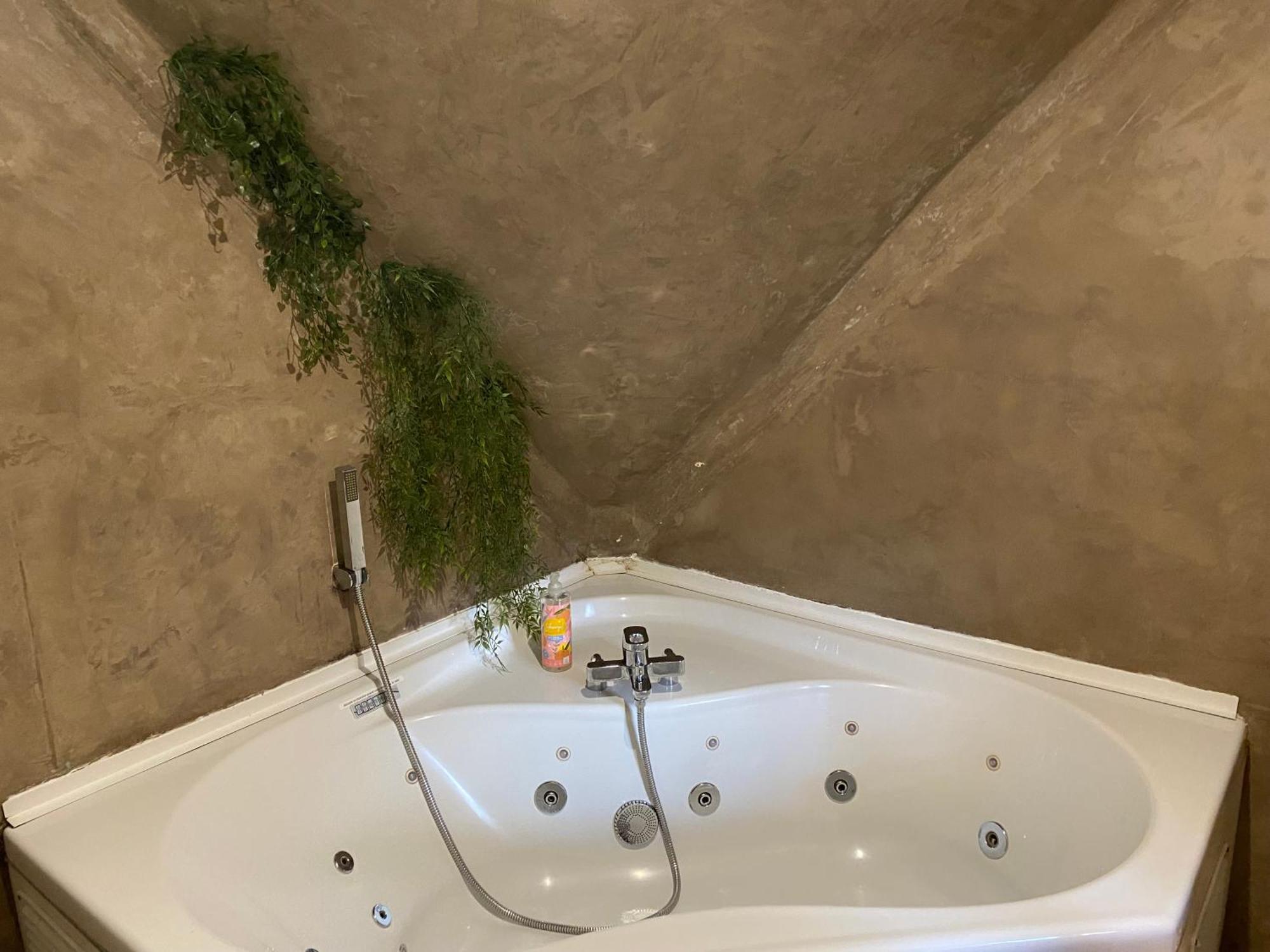 Chalet Tropical Avec Bain A Bulles - In The Woods Gesves Buitenkant foto